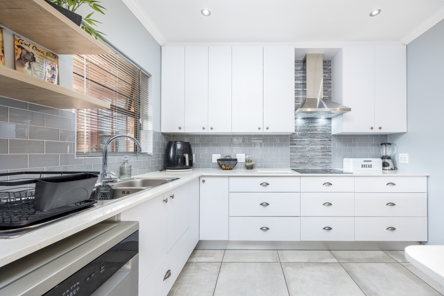 4 Bedroom Property for Sale in Uitzicht Western Cape